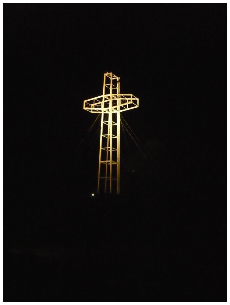 Puerto Varas bei Nacht, Kreuz am Cerro Philippi