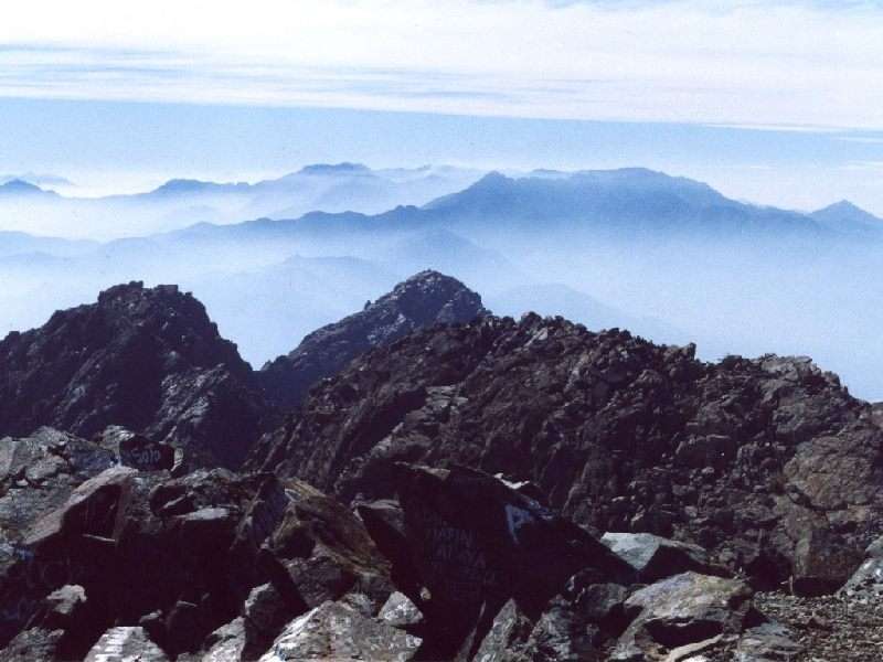 Cerro La Campana: "The Voyage of the Beagle". In diesem Buchklassiker beschreibt Charles Darwin seine Eindrücke, die er hatte, als er im August 1834 am Gipfel der Campana stand. Hatten ihm die Wolken über der Andenkette und der Dunst über dem Meer die Sicht auf den höchsten Berg Südamerikas, den Aconcagua, im Osten und auf den Pazifischen Ozean im Westen freigegeben?  Der Küstenkordillerenberg ist die zweithöchste Erhebung im Parque Nacional  La Campana