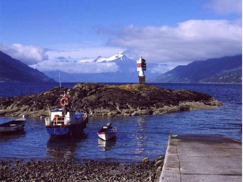 Cochamó, einsames, verschlafenes Fischerdorf am Estuario de Reloncavi. Wanderungen im Regenwald, Reitertrails und Bootsfahrten im nördlichsten Fjord Chiles werden den Touristen angeboten. Was die wenigsten wissen: Das Valle de Cochamó ist auch ein Kletterparadies. Hier im "Yosemite" Chiles gibt es bis zu 1000m hohe Granitwände, die noch  nie  bestiegen  wurden.