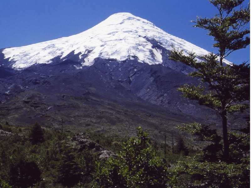 Volcán Osorno, Vulkan Osorno: Etwas Bergerfahrung und Kondition sollte man schon mitbringen, um den 2652m hohen Vulkan, dessen letzter Ausbruch im Jahr 1869 stattfand, zu besteigen. Für Nichtbergsteiger: Fahrt mit einem halbwegs geländetauglichen Fahrzeug bis zum Refugio Burbuja (1200m), weiter zu Fuß oder mit dem Lift zur Schneegrenze (ca. 1650m).