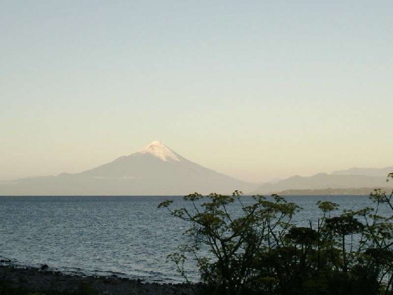 Lago  Llanquihue: Die reizvolle Fahrtroute rund um den See, immer in Sichtweite des markanten Vulkans Osorno, ist 165km lang, wobei man einen guten Teil davon auf Schotterpisten zu bewältigen hat. Llanquihue, Frutillar, Puerto Octay und Ensenada sind die Hauptorte am Lago Llanquihue. Die Laguna Verde unweit der Abzweigung zum Refugio Burbuja, dem Ausgangspunkt für die meisten Vulkanbesteigungen, ist ebenfalls einen Besuch wert.