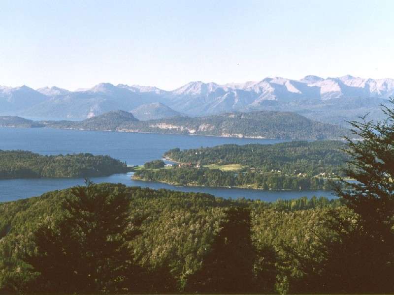 San Carlos de Bariloche: 770m über dem Meeresspiegel am Ufer des Lago Nahuel Huapi liegt eines der wichtigsten Schi- und Tourismuszentren Argentiniens, ein Paradies für Bergsteiger, Wanderer und Fischer, die 70.000-Einwohner-Stadt San Carlos de Bariloche. Im Osten erstreckt sich die trockene Steppenlandschaft der argentinischen Pampa, im Westen einer der wenigen kalten Regenwälder der Erde, der valdivianische Urwald (Selva valdiviana).