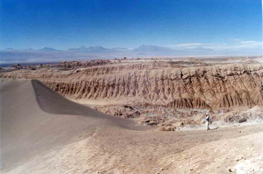 Valle de la Luna bei San Pedro de Atacama: Geologisch gesehen befindet man sich im "Tal des Mondes" auf dem Grund eines durch Gebirgsfaltung verschwundenen Sees. Man glaubt sich in eine Mondlandschaft versetzt beim Anblick der Szenerie aus bizarren Salzgebilden und Felsformationen, die besonders im frühen Morgenlicht und in der späten Nachmittagssonne in allen möglichen Farben glitzern. Hinzu kommen riesige Sanddünen wie in der Sahara.