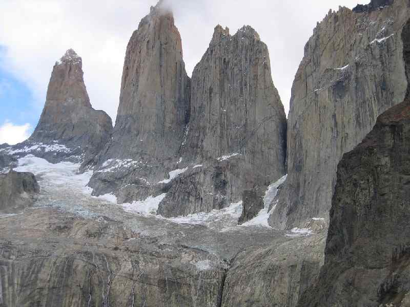  Torres del Paine: Namensgeber für einen der spektakulärsten  Nationalparks Südamerikas ist das gewaltige Bergmassiv Torres del Paine, dessen  höchste Erhebung , der Cerro Paine Grande, 3048m gegen den Himmel ragt  und dessen drei bizarre Granittürme an seinem östlichen Ende, die Cuernos del Paine, über 1000m fast senkrecht hinabstürzen. Selbst Wochen reichen nicht aus, um das 240.000ha große Gebiet zu erkunden.