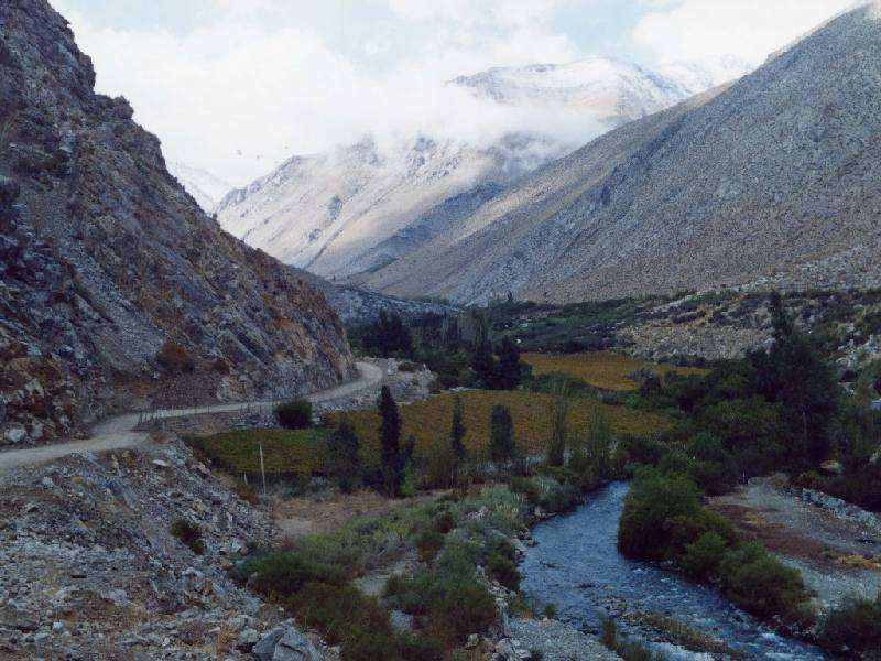 Valle de Cochiguaz:: 30° S und 70° W liegt jener Ort, zu dem sich mit dem Milleniumswechsel das geomagnetische Zentrum  der Erde aus Tibet verlagerte. Seit 1960 haben sich hier in Cochiguaz viele Yogis, esoterische Bruderschaften und Astrologen angesiedelt. Nirgendwo sonst auf der Welt gibt es mehr UFO-Beobachtungen. Nun, das benachbarte Elqui-Tal gilt als der Ursprung des stark alkoholhaltigen chilenischen Nationalgetränks, des Piscos.