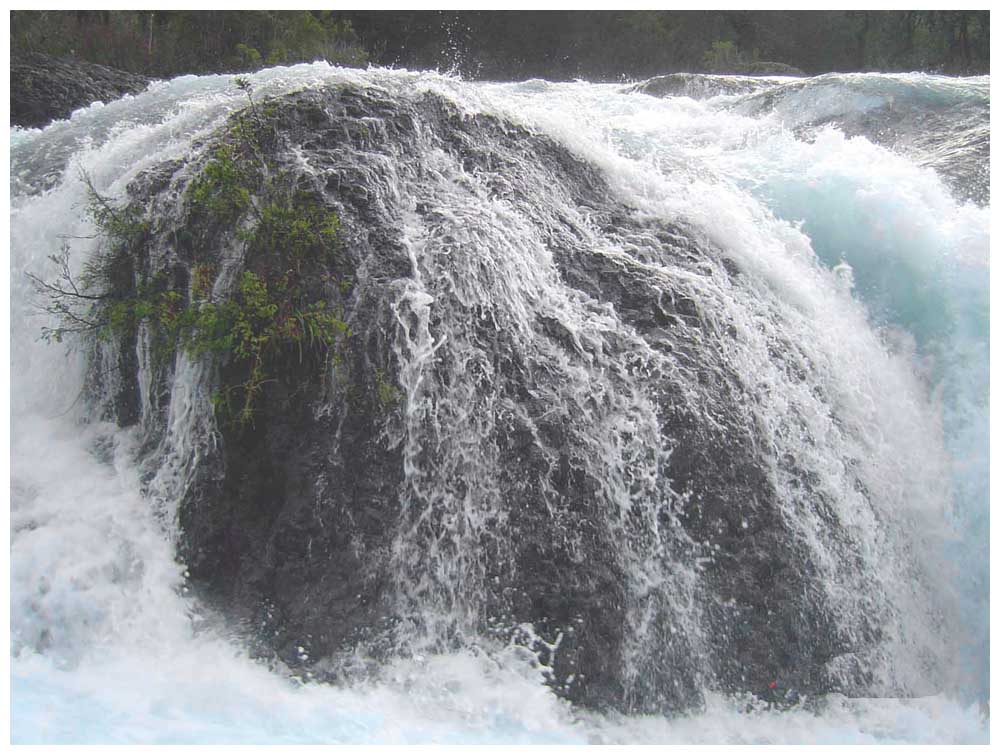 Saltos de Petrohué bei Hochwasser im Winter